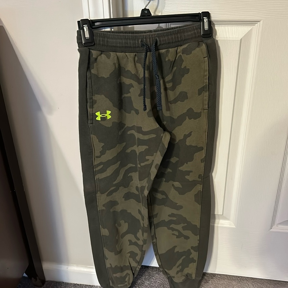 Under Armour camo joggers Boys Medium